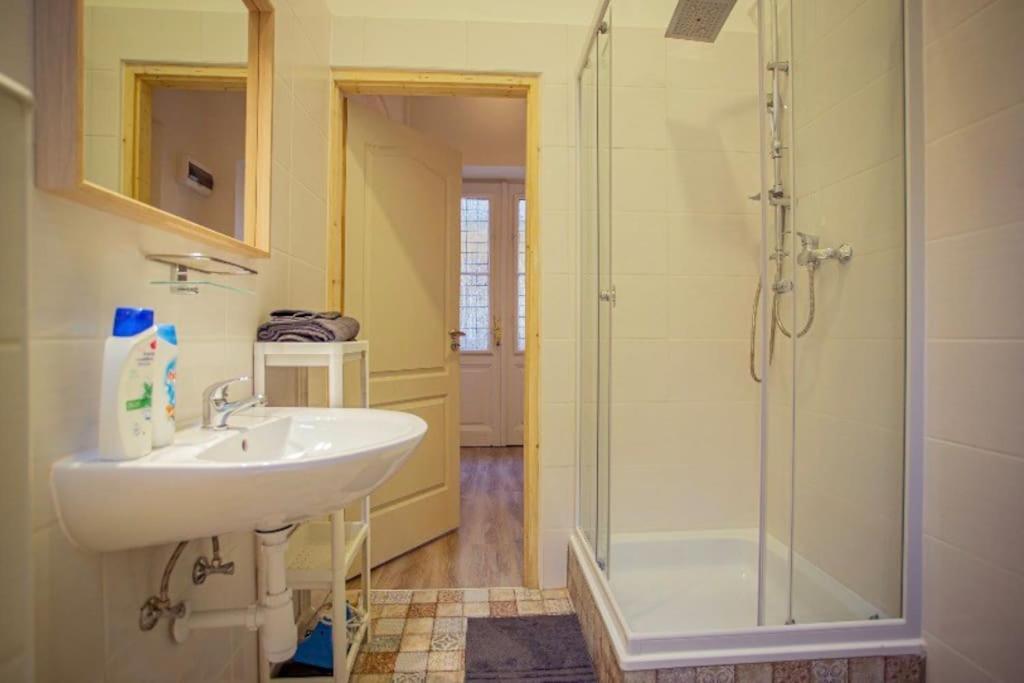בודפשט Cosy 2 Bedroom Flat In Akacfa St., Sol מראה חיצוני תמונה